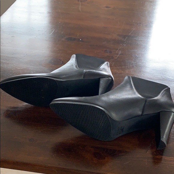 Beautiful leather Stuart Weitzman Booties! Sz 8 - Picture 6 of 6